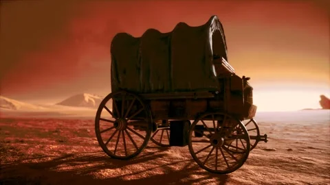 Canvas covered retro wagon in desert at sunset 库存影片 135892561