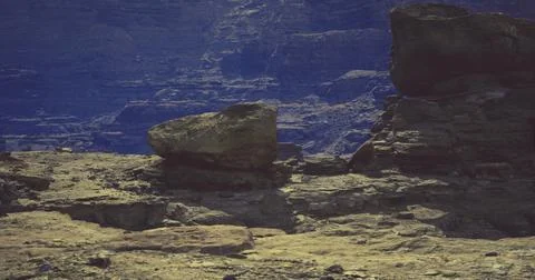 Canyon exploration at sunrise with dramatic rock formations Illustrazione stock