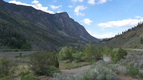 Canyon with Fraser river. Mountains at the background. Vidéo 75722450