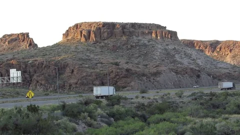Canyon Mountains and Interstate 40 Traffic near Kingman in northern Arizona 스톡 동영상 80461814