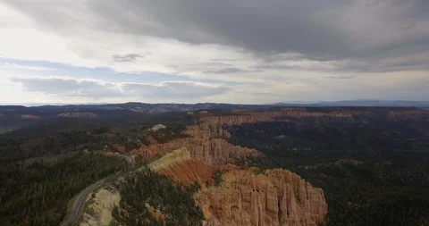 Canyon with a pine forest at the bottom and a winding highway Vídeo Stock 118643476
