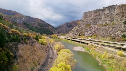 Canyon Rise &amp; Flyover Vidéo 255385418