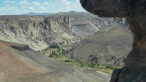Canyon running through the desert 스톡 동영상 255895970