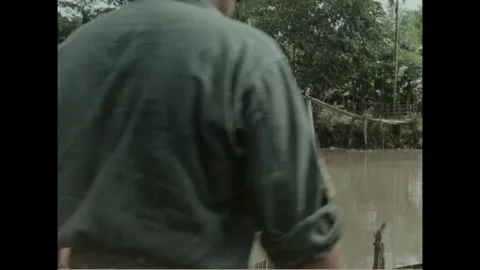 CAO LANH - 1963: Work party - A soldier seen from behind on site 库存影片 343939005