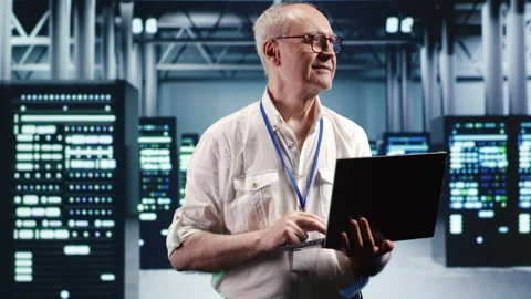 Capable serviceman optimizes data center 库存影片 249969011