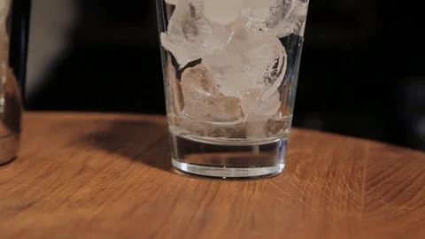 Capacity for a cocktail with ice at the bar. 库存影片 104781618
