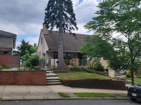 Cape Cod Style House With Front Steps and Lawn in Bayside Queens Stock Photos