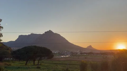 Cape Town with the Devil’s Peak and Table Mountain at sunset. 動画素材 342963957