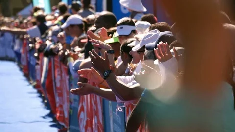 CAPE TOWN MARATHON EVENT CROWD CLAP AT BARRIER Vidéo 80182768