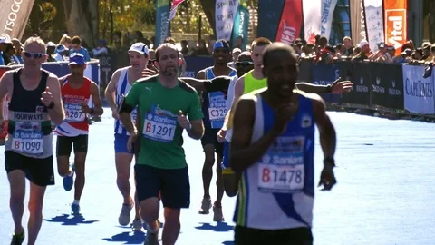 CAPE TOWN MARATHON RUNNERS INTO SOFT FOCUS Vidéo 80183043