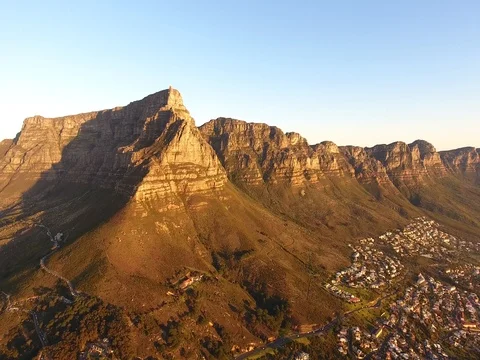 Cape Town mountain range on Atlantic seaboard at sunset Vídeo Stock 79961318
