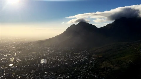 Cape Town Table Mountain with clouds on top Stockbeeldmateriaal 103072716