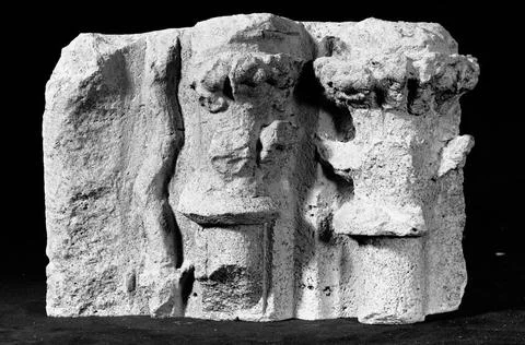 Capitals of a beam of small columns, array of foliage stone friezes, excav... Foto stock