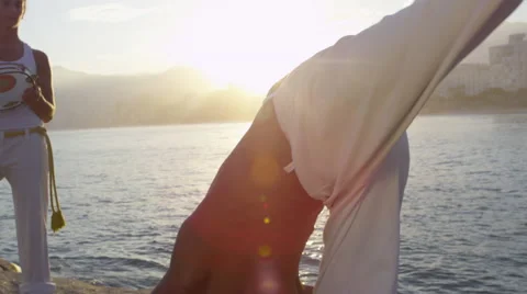 Capoeira group practicing by the beach Vidéo 67291020