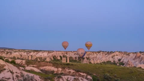 Cappadocia, Turkey - 2026 May 5: Timelapse of many colorful hot air balloons Video stock 320246430