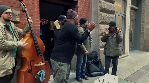 A cappella group performing on street clapping in rhythm 库存影片 124582887