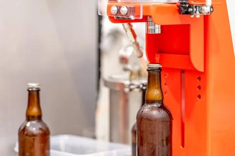 Capping beer bottles in a brewery Stock-Fotos
