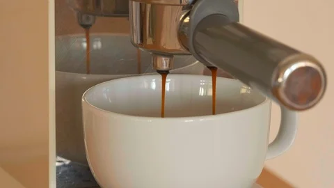 Cappuccino being made by machine 스톡 동영상 100153334