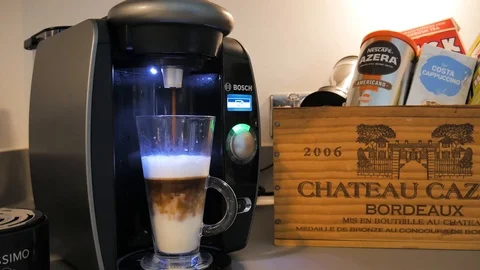 Cappuccino from coffee machine 動画素材 90428480