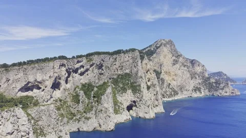 Capri Rocky Cliffs and Mediterranean Sea Aerial Drone Footage Vidéo 334680495