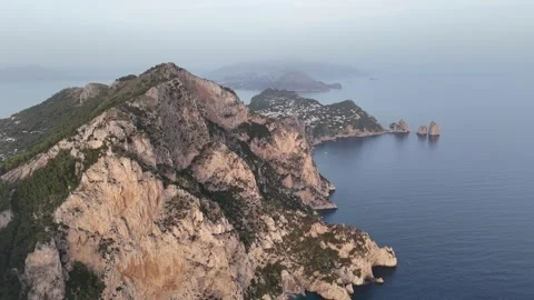 Capri, stunning view over Monte Solaro, the Faraglioni, and Penisola Sorrentina Video stock 253894014