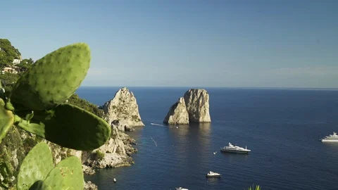 Capri, a view of the Faraglioni from above Vídeo Stock 129246778