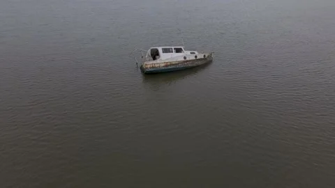 Capsized boat in river Stockbeeldmateriaal 167146571
