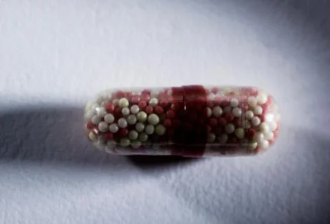 Capsule containing tiny pills Foto stock