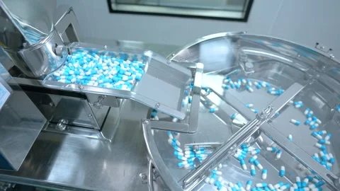 Capsule pills manufacturing in a machine. automatic medicine capsule making Video stock 295645506