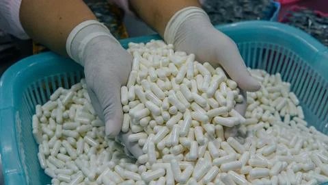 Capsule production process in factory. Foto stock