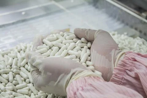 Capsule production process in factory. Foto stock