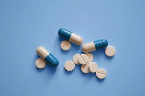 Capsules and tablets on a blue background, photos for a medical website, me.. Stock-Fotos