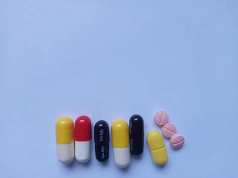 Capsules and tablets on white background, red, yellow, black and pink color. Foto stock