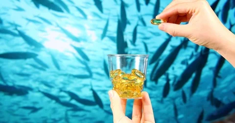 Capsules containing epa dha nutrients with a deep blue sea background. Vídeos de archivo 124273529