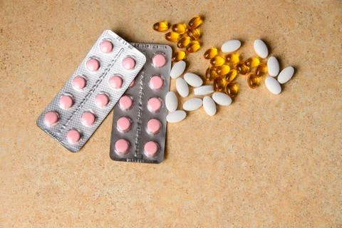 Capsules on a table with a pattern of sand Foto stock