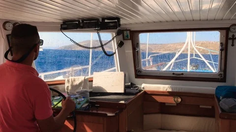 Captain leading a motorboat Видео 112313044