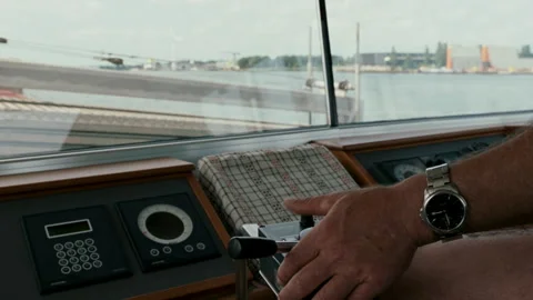 Captain steering ferry boat from the bridge in Amsterdam port Vídeos de archivo 334783417