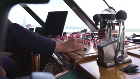 Captain steers a modern ship. Vidéo 132420917