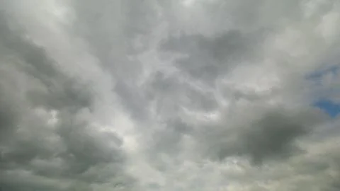 Captivating and Dynamic Cloud Patterns Observed Under Gloomy and Overcast Skies Fotos Stock