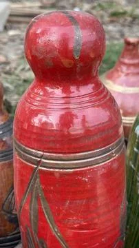 A captivating close-up of a brightly colored red wooden bottle, adorned with  Foto stock