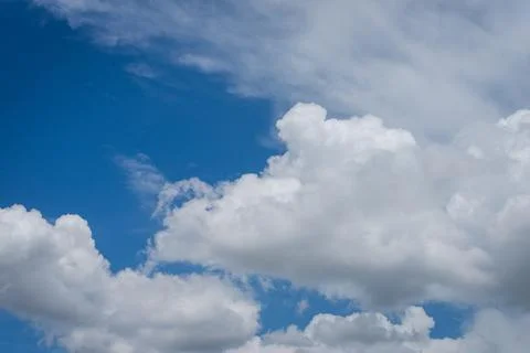 Captivating cloud formation displaying serenity above open skies natural la.. Foto stock