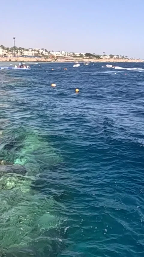 Captivating Coastal Views: A Serene Journey Across the Clear Blue Waters and 库存影片 330096053