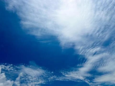 Captivating Daylight Sky with Soft Clouds: An Excellent Choice for Creative.. Stockfoto's