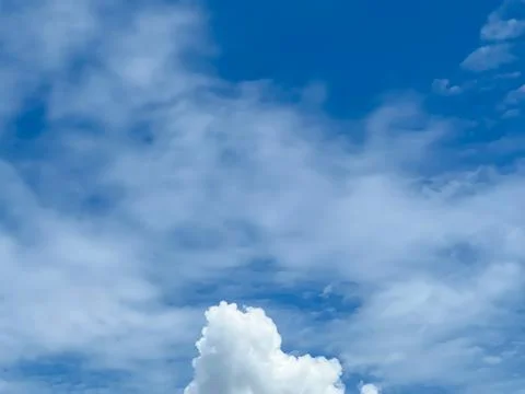 Captivating Daylight Sky with Soft Clouds: An Excellent Choice for Creative.. Stockfoto's