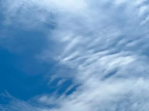 Captivating Daylight Sky with Soft Clouds: An Excellent Choice for Creative.. Stockfoto's