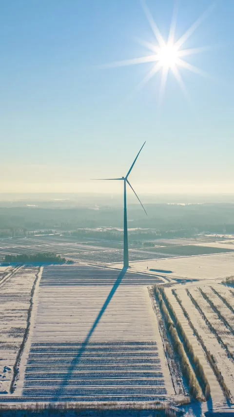 Captivating Hyperlapse of Wind Turbine in Sunlit Winter Wonderland 스톡 동영상 331061655