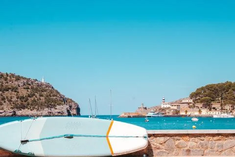 A captivating image captures a paddle surfboard against the wall Foto stock
