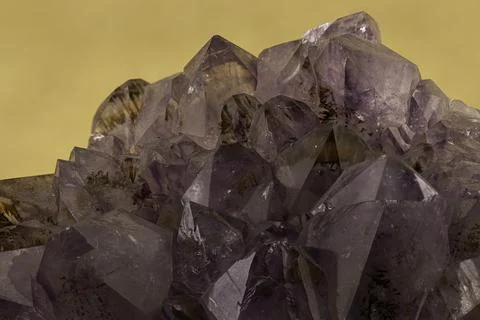 This captivating image features a vibrant amethyst crystal cluster, highlig.. Fotos Stock