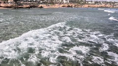 Captivating Ocean Waves and Serene Coastline Showcase the Beauty of Nature at 库存影片 330103271