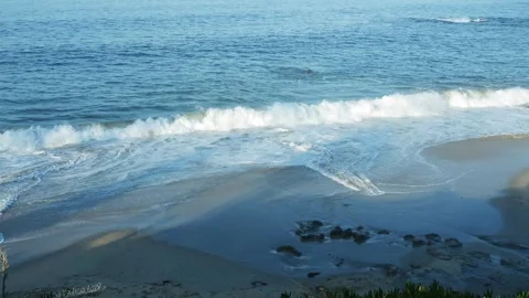 Captivating Pacific Ocean Waves in Scenic Laguna Beach 動画素材 251845388